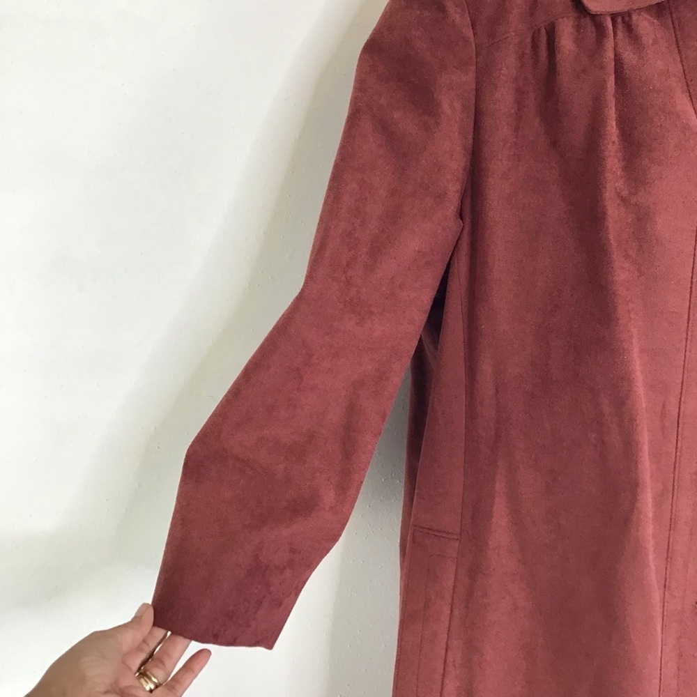 SEARS WOMEN RARE ANTIQUE WINE ROSEY MARVE FAUX SUEDE LONG BUTTON UP COAT SZ 20.5 - Picture 4 of 9